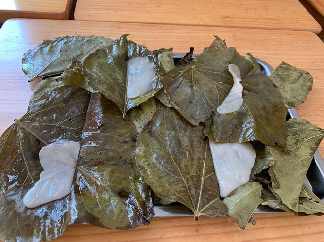 丰富了孩子的生活,让孩子学到了一门新技能,知道制作桐叶粑粑需要准备