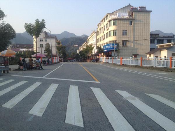 杨林镇画标识线规范交通