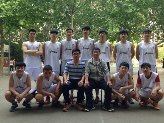 郑州二中初中男子篮球队勇夺郑州市中小学篮球赛冠军