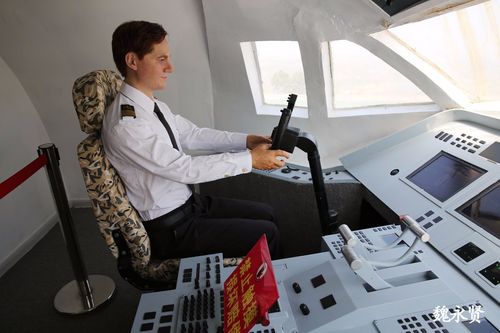 空军一号降落黄土高坡旁边停泊着辽宁舰