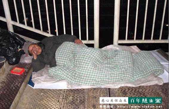 (57):除夕之夜,睡在深圳街头的老人: 因为我没有地方可去呀.