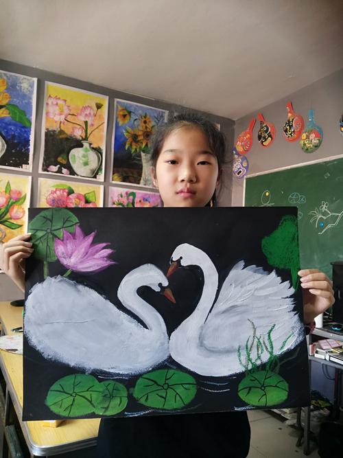 水粉宝贝班作品《美丽的白天鹅》