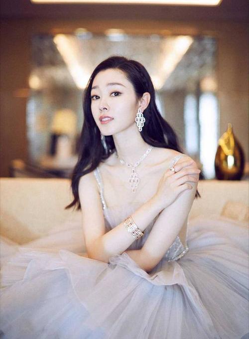 宋轶又"兴风作浪",穿冰蓝色薄纱晚礼服凹造型,骨子里