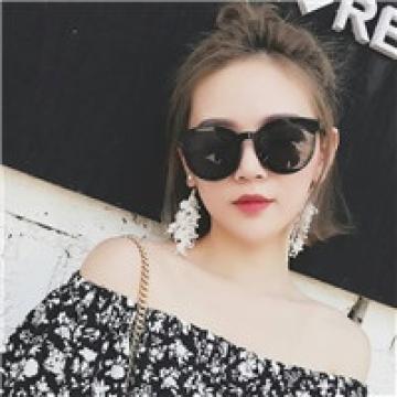 霸气戴墨镜的女生头像