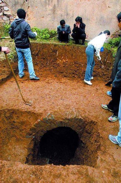 蔡甸区文物管理所开始对独山公墓内新发现的六朝古墓进行抢救性发掘