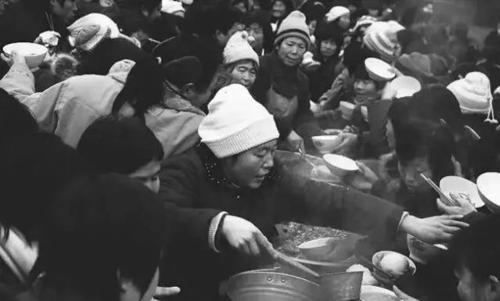 一顿吃了60年的大锅饭,回忆一个时代的大食堂!