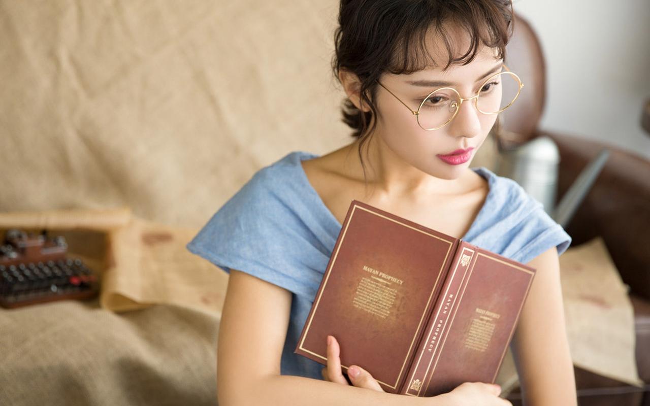 眼镜美女清纯养眼写真图片桌面壁纸