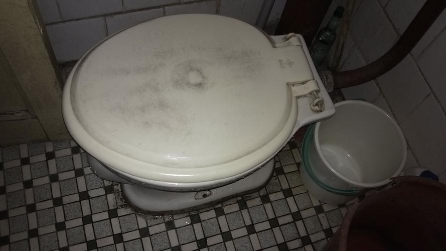 请问这种老式的冲水马桶,冲水开关如何维修?