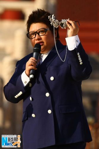 韩红启动世界巡回演唱会 戴眼镜耍酷自曝不修片(组图)