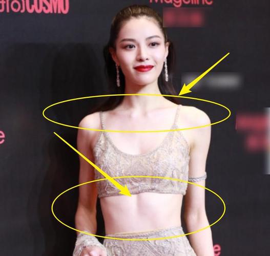 钟楚曦才是"红毯定海神针",看清锁骨和腹部线条,奶茶都不香了