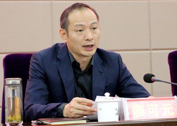 大会在县工人文化宫开幕,常德市科协主席谭卿平,澧县县委书记廖可元