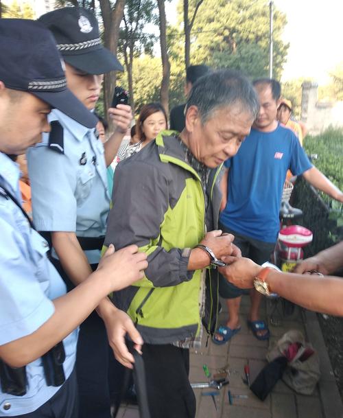 现场报道警察与小偷