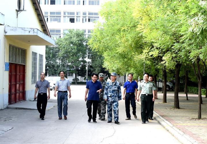 军分区司令员郭东升指导新生军训--河南省驻马店高级中学