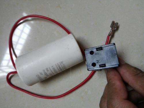 冰箱压缩机线柱是三根的,启动器是两插孔什么用,在线等!