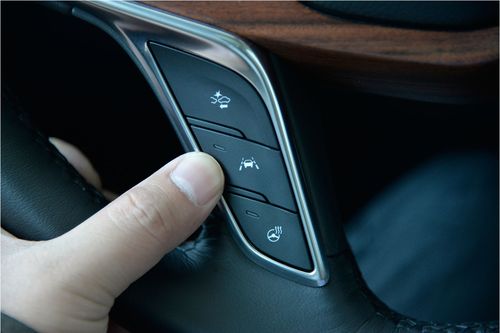 按下此按键,当指示灯亮起时,车辆将开启车道保持辅助系统,此