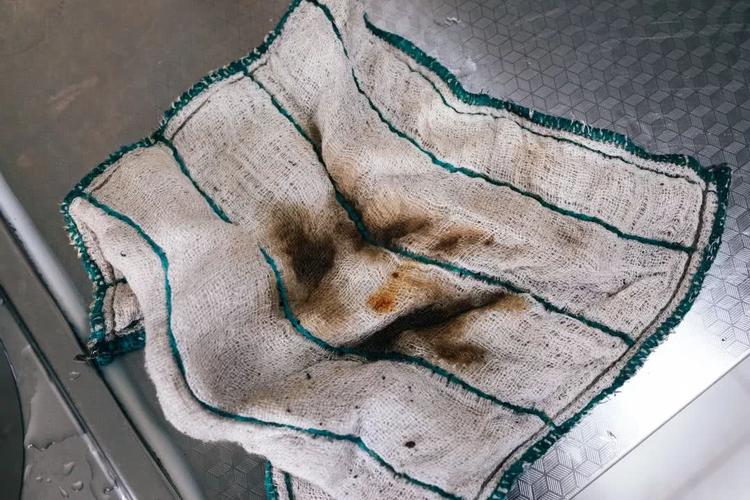 100倍,这该有多脏啊,这还不止呢,阿姨的抹布至少还是 白的,你的洗碗布