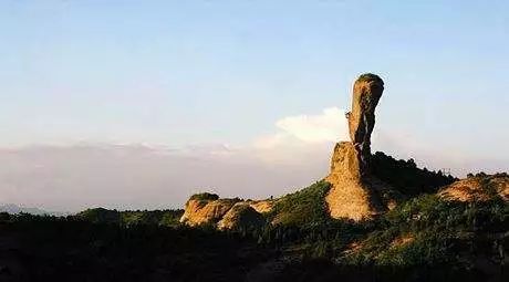 棒槌山位于市区东部磬锤峰国家级森林公园内磬锤峰铜章价格60.