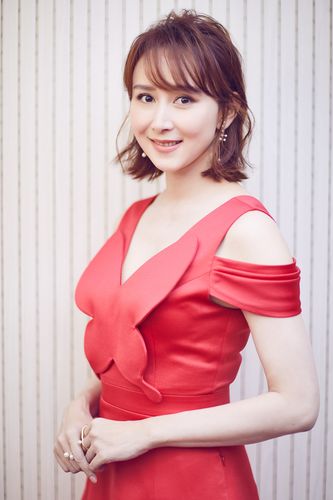 简介:胡静露肩红裙端庄甜美写真图片,分享一组胡静图片给大家,图中的