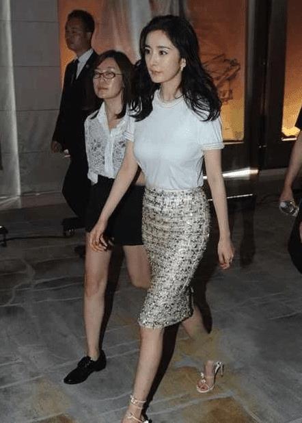 杨幂穿裸色紧身裙参加活动,当她侧身那一刻,才知道为啥叫"大幂幂"!