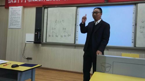 培训专家宜良二中马斌在评课.