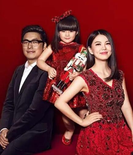 王岳伦与女子举止亲密曾让女子上车引妻子李湘不满