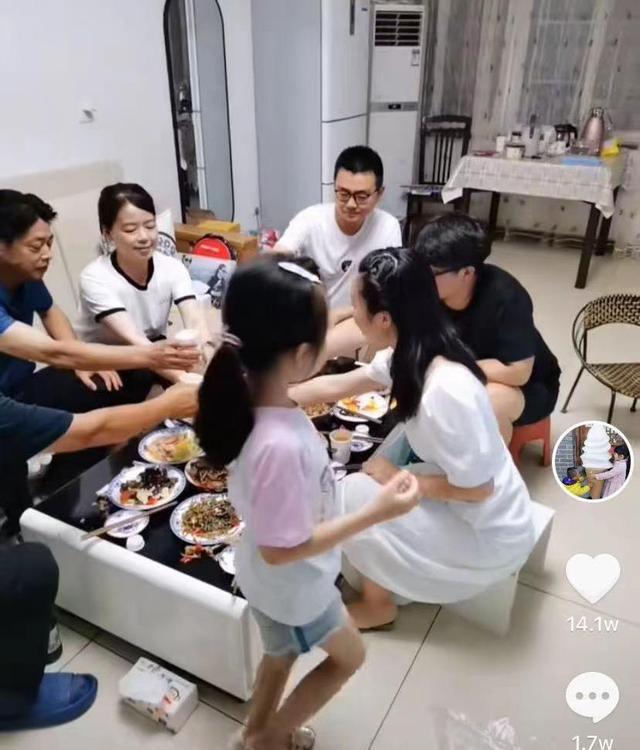 一家人左撇子?郭威与亲生父母吃早餐画面曝光,奇奇很黏奶奶
