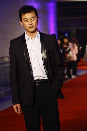 李亚鹏正式息影 一出一息网友暗讽有"出息"