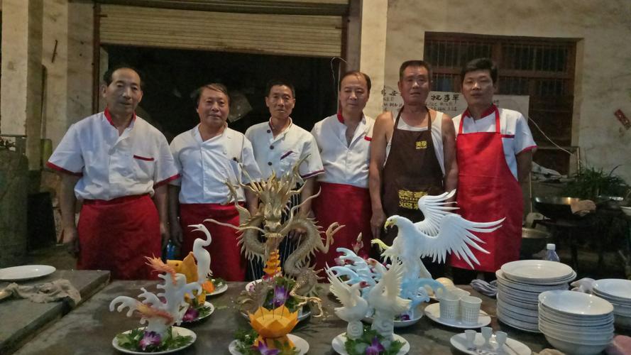 只要请来村友邻里,搭棚设灵,都少不了迎纸扎,请灵,盖棺罩,献饭,奠酒