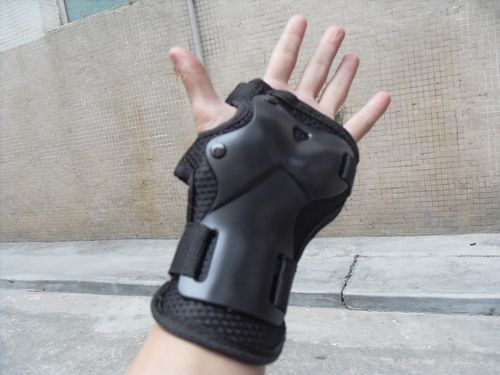 0^**轮滑溜冰专用护手 护掌 米高护具 黑色