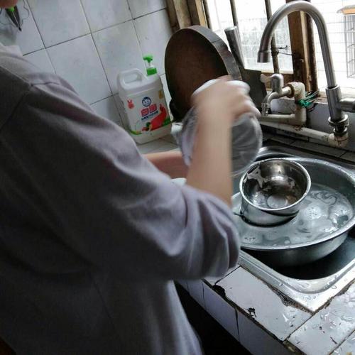 碗了呢, 当当~我们来看看冰冰同学,这清晰的背影为家人洗餐具也是一份