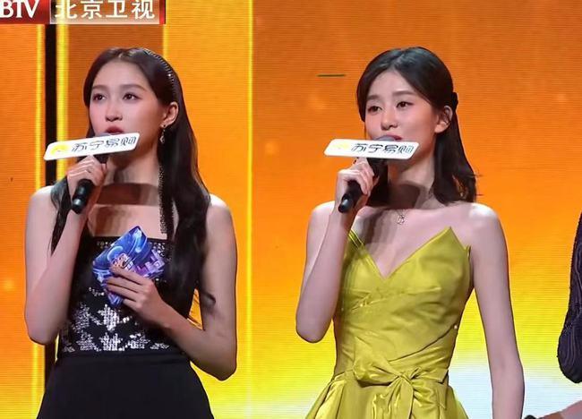 乔欣和关晓彤都是172厘米双姝站一起骨架小的乔欣优势明显