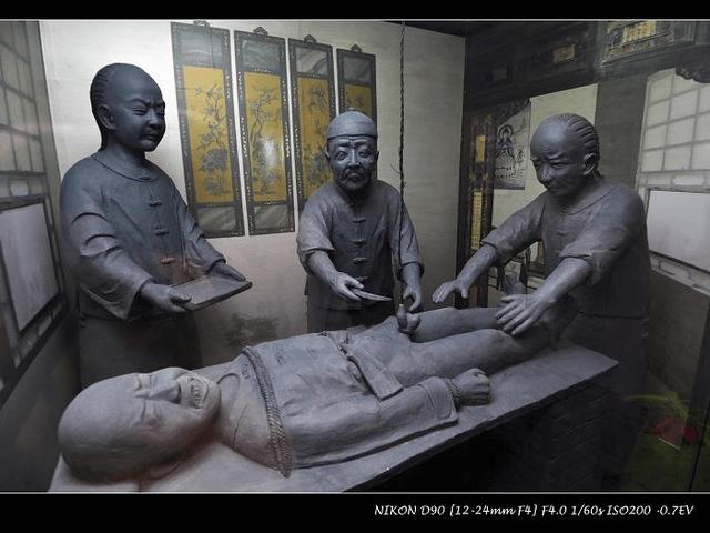 想当太监净身那是必须要做的工作,但是这个工作是不能自己来完成的.