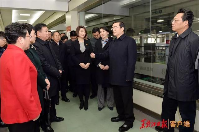 张庆伟来到秋林饮料科技股份有限公司,考察酿造包装车间.