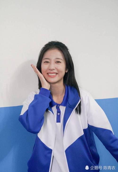 周雨彤学生服高搞怪写真