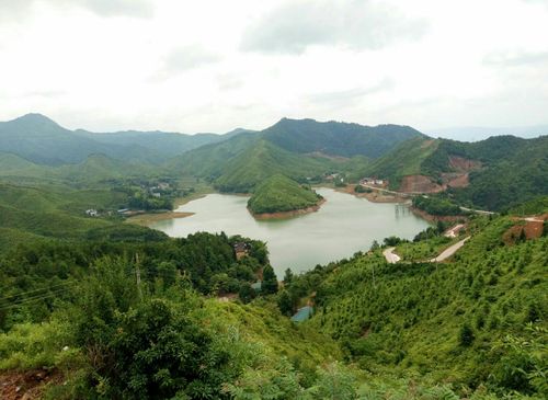 高山溪水入海流