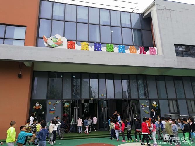 我叫涵涵,我是南京揽翠苑幼儿园大班小朋友,我在这里学习生活三年了.