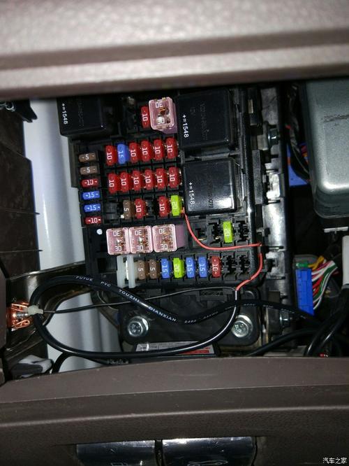 装了个行车记录仪,取电插的是点烟器,每次手机充电还要来回换插头,太