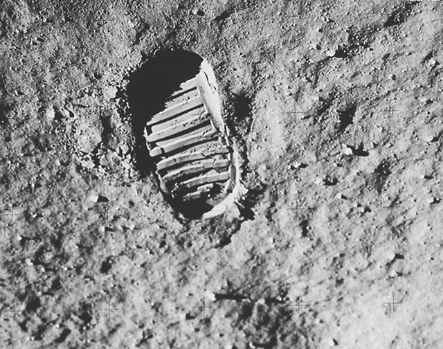 对比嫦娥5号上的国旗阿波罗登月遭质疑为何你的国旗能飘动