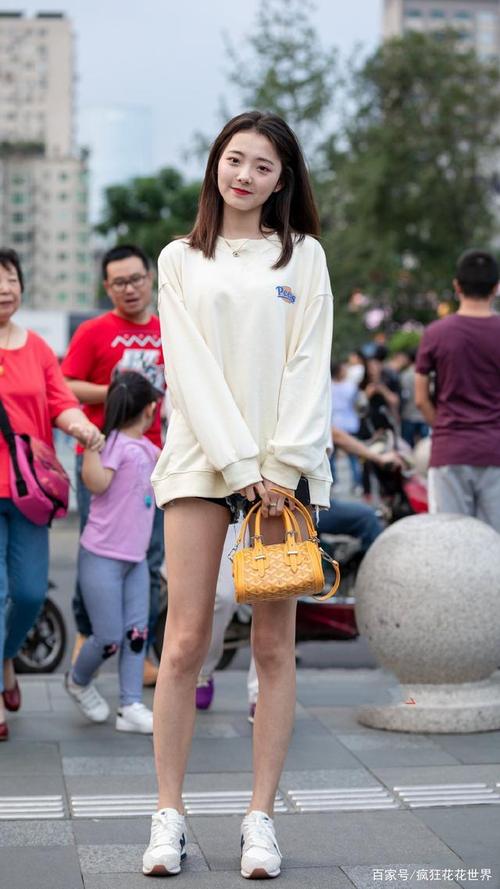 街拍:小姐姐的微笑实在是太有感染力了!