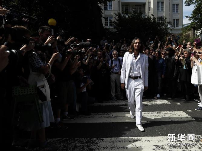 重现艾比路专辑封面