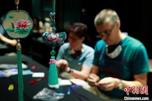 外籍人士通过古风香囊制作活动,体验中国传统端午文化. 汤彦俊 摄