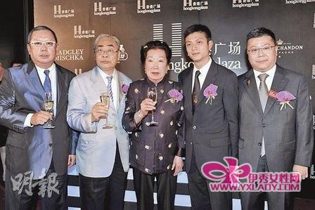 林建岳(左起)获兄林建名,母亲,儿子林孝贤及弟林建康支持