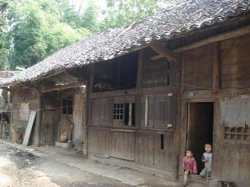 以前都是土房,瓦房