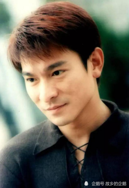 刘德华和宋慧乔一起同台颁奖,看到刘德华,宋慧乔很开心,说了一大串