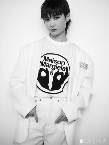 李宇春印花t恤搭配宽松西装,纯白造型清爽又帅气