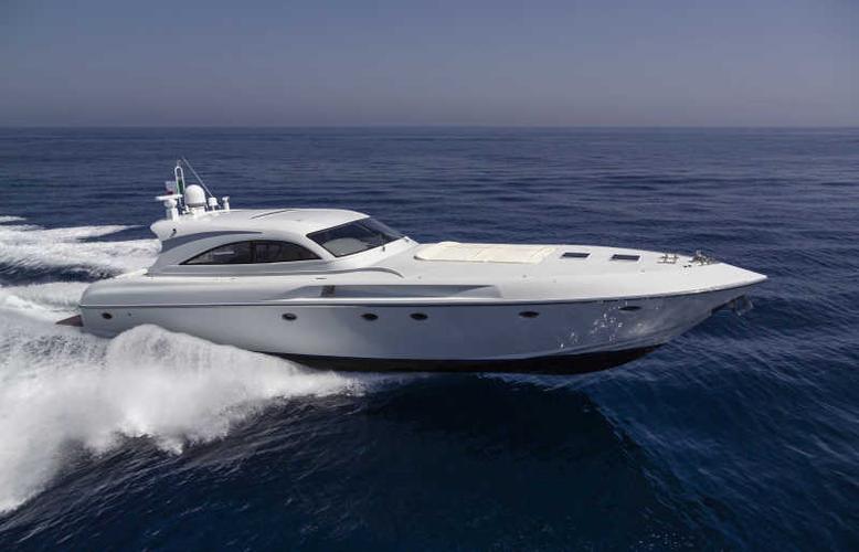 白色行驶的快艇