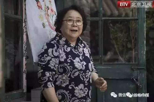 《平凡岁月》剧照,从左至右依次为李二宝(黄艺馨饰),李大雅(汪洋饰)