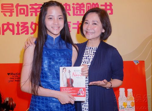 骆俊澎/文 刘方纯/图)昨日,新生代大提琴女神欧阳娜娜,和母亲傅娟携