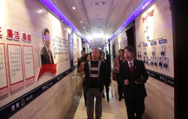 新闻中心 法院动态 随后,参观人员来到审判区二楼,首先参观了二楼阳关