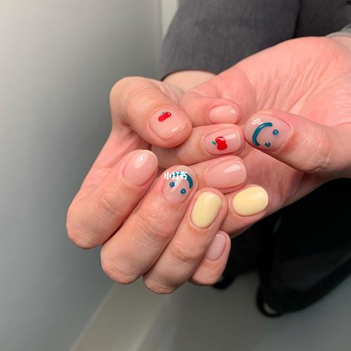 笑脸|90奶黄色美甲 笑脸美甲 初夏美甲_美甲_美甲分享_美妆_美甲